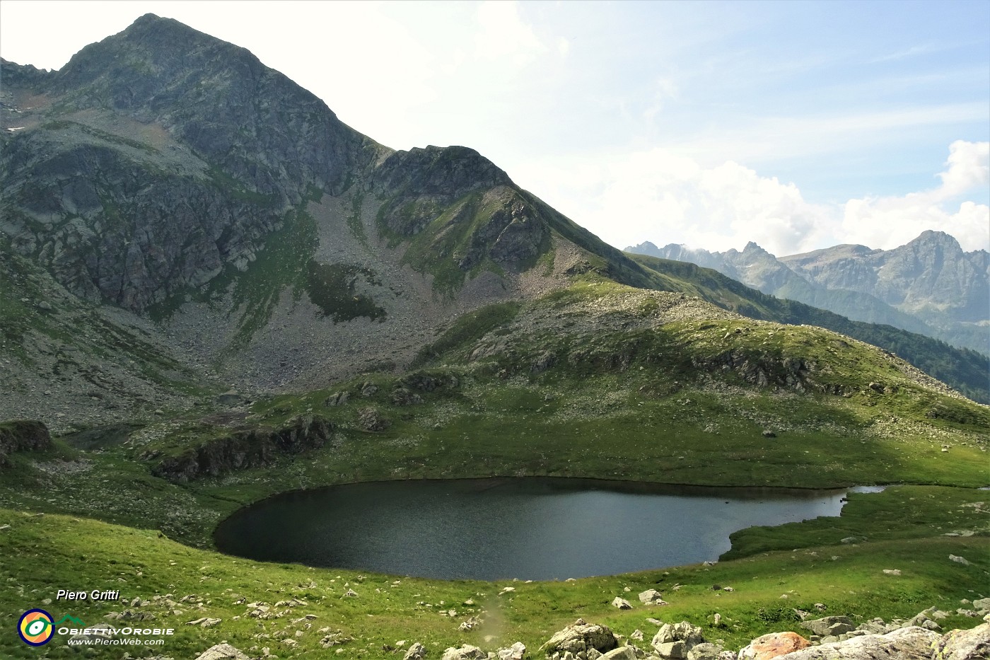 32 Lago di Val Sambuzza (2085 m) con la cima del Pes Gerna.JPG